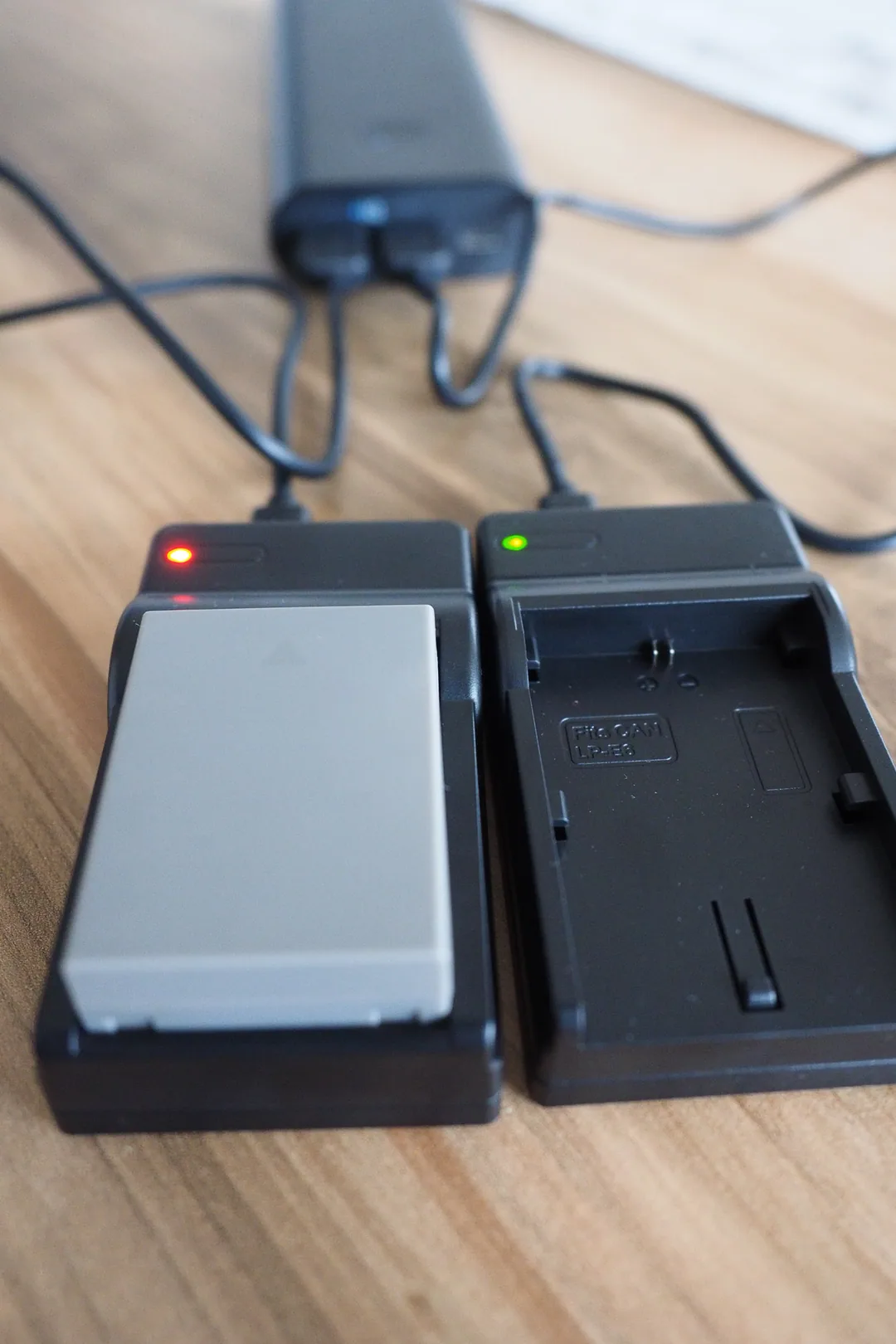 USB Akku-Ladegerät beim Aufladen