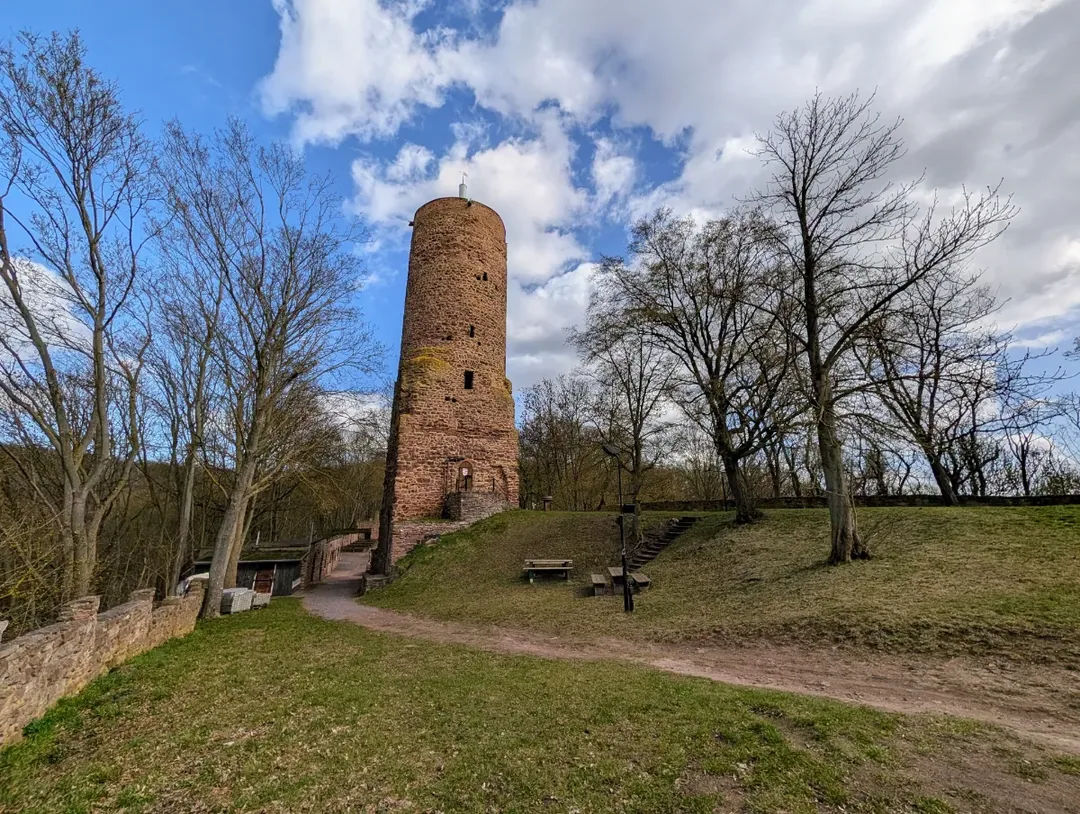 Burgruine Bornstedt bei Eisleben: Bergfried + Schweinsburg-Sage
