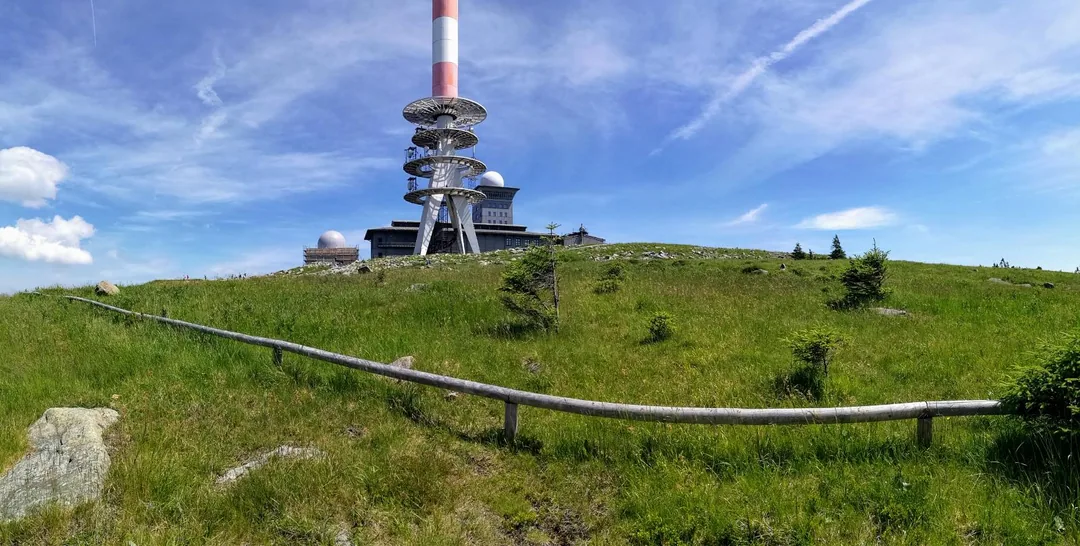 Brockengarten und Funkmast der Telekom