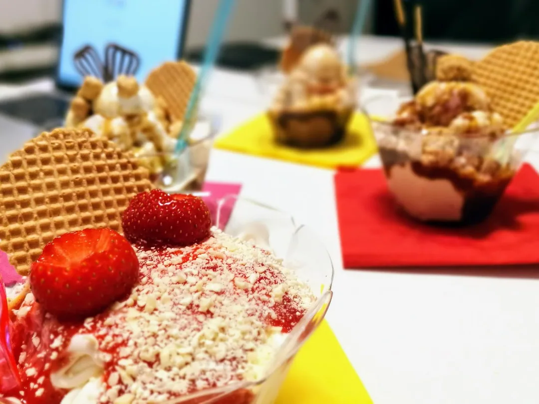Eine Runde Eisbecher im Büro
