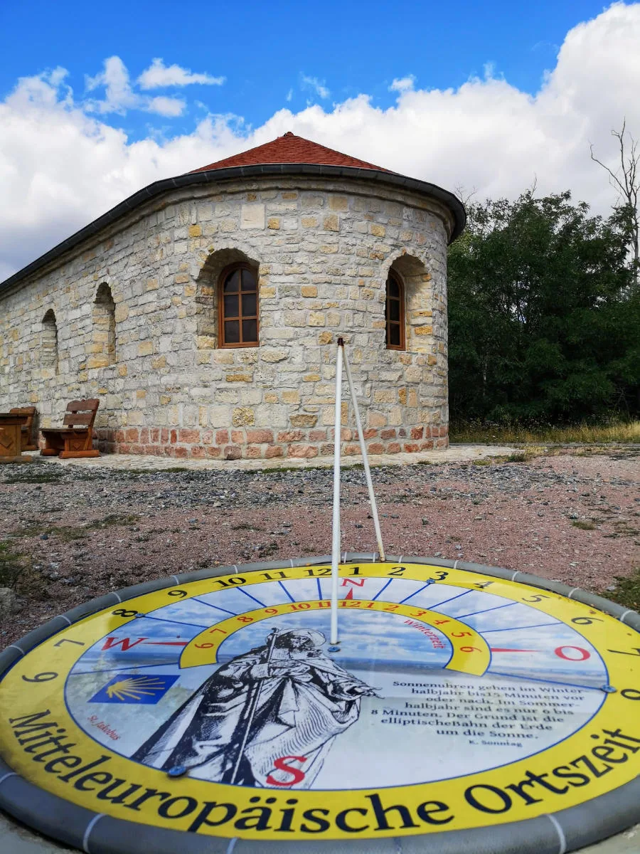 Geiseltalsee: Kapelle mit Sonnenuhr