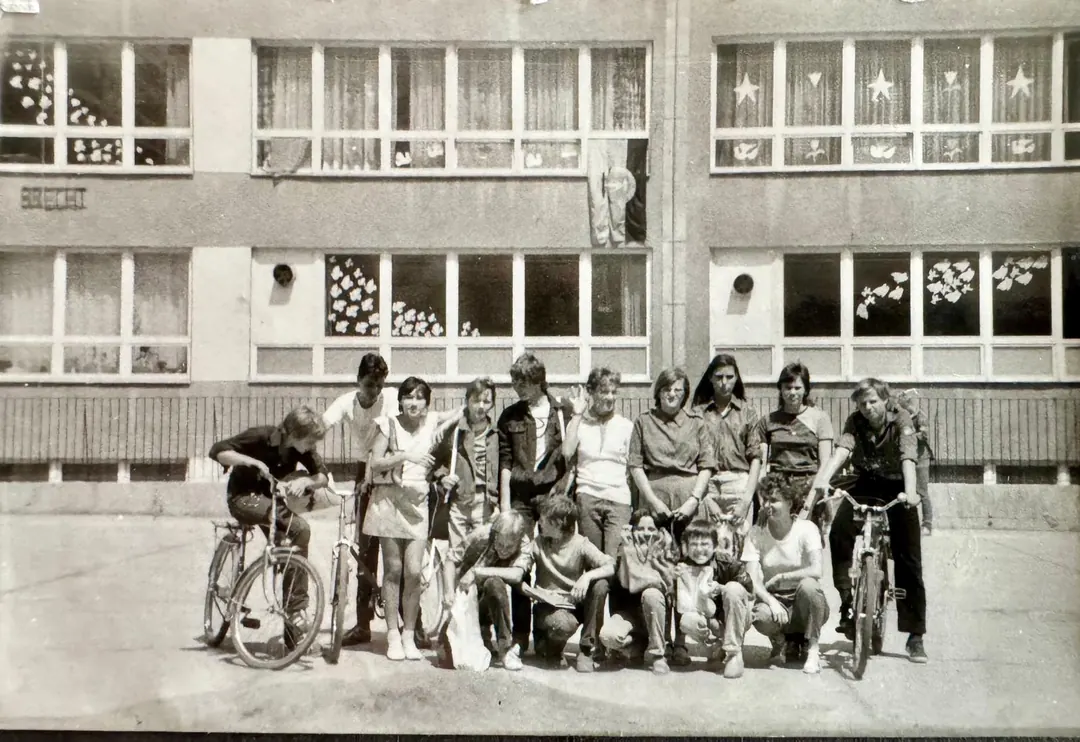 Klassenfoto um 1987 auf dem Schulhof der POS Konrad Wolf in der Hanoier Straße