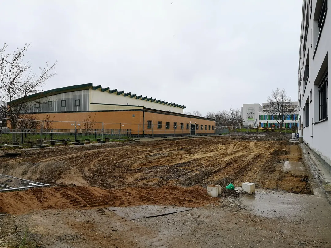 Turnhalle und Arbeiten am Schulhof im Dezember 2020
