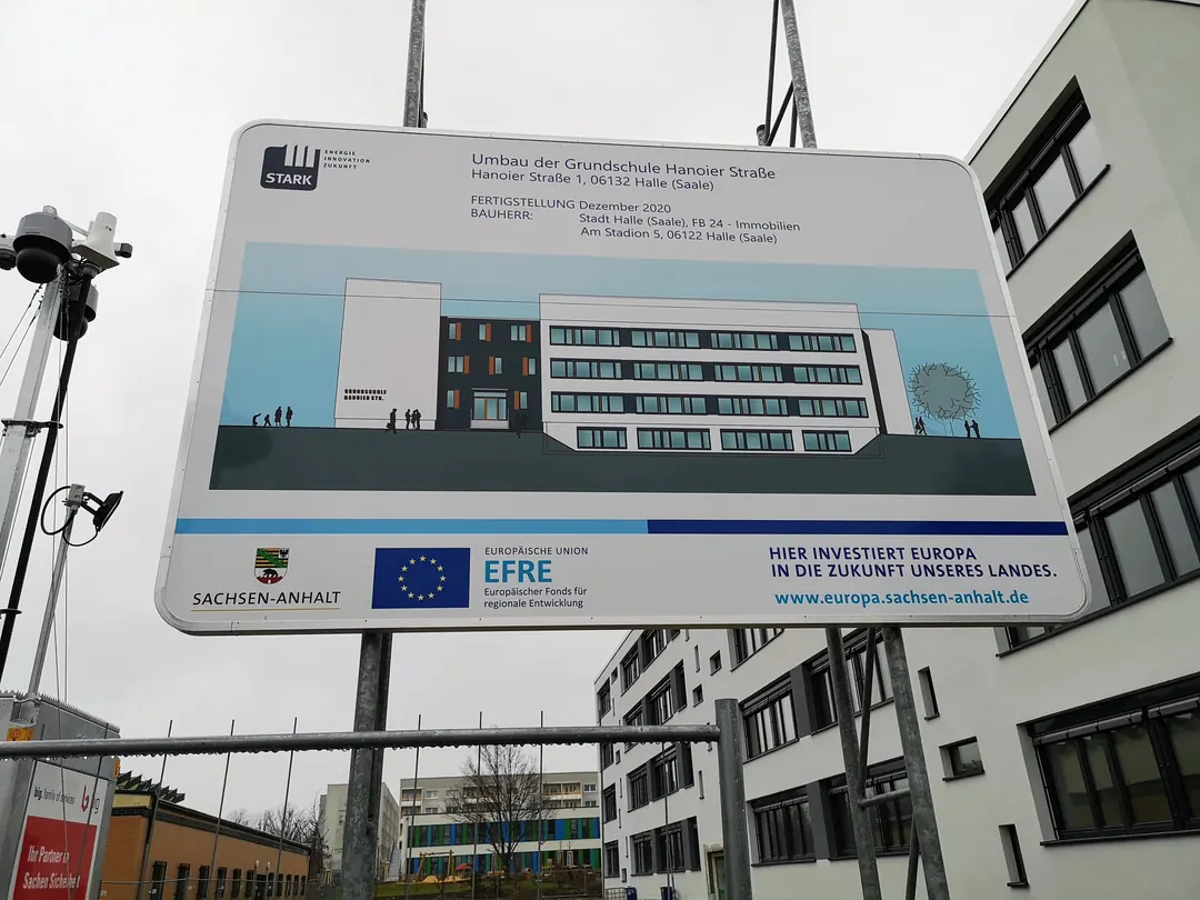 Schild zu den Umbauarbeiten durch Förderung EU Fonds