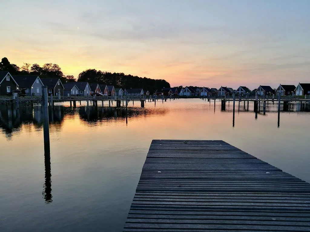 Hafendorf Zerpenschleuse, Bootsanleger und Häuser