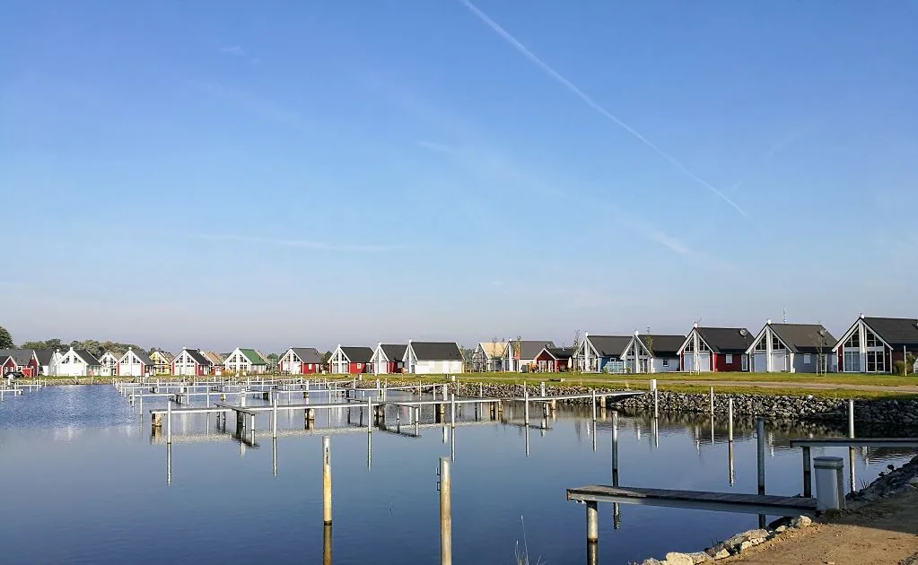 Häuserreihe Hafendorf Zerpenschleuse