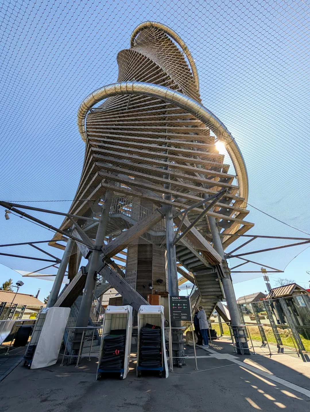 Außenansicht vom Harzturm Torfhaus, 65 Meter hohe Holzkonstruktion mit Skywalk-Spirale