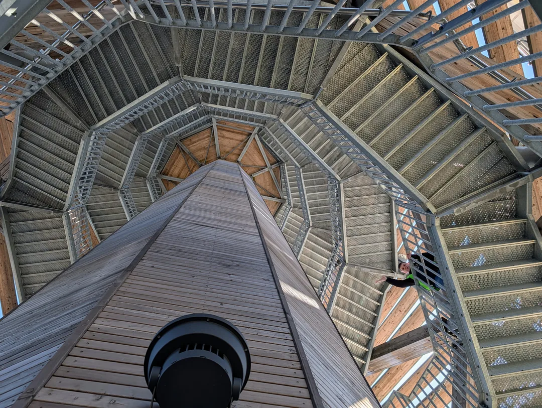 Harzturm Torfhaus von innen: Treppenaufstieg in der Holzkonstruktion, Blick nach oben