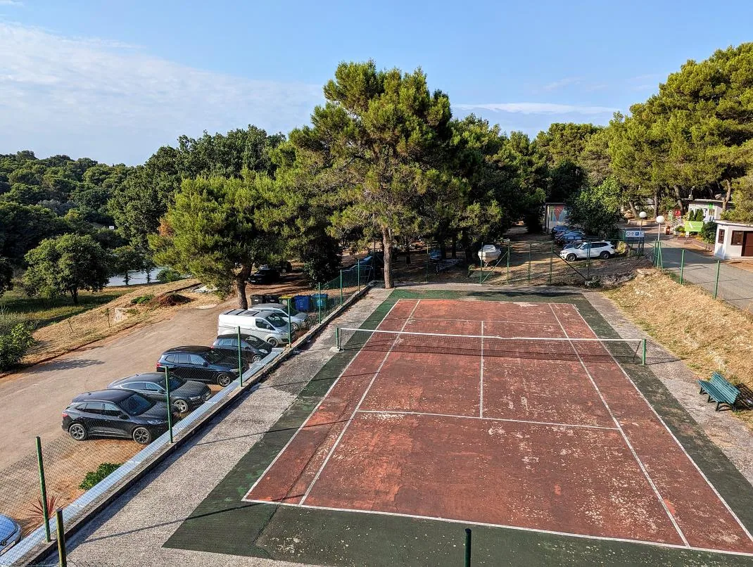 Blick vom Balkon aus den Parkplatz, den Tennisplatz und zum Campingplatz - Hotel Premantura Resort