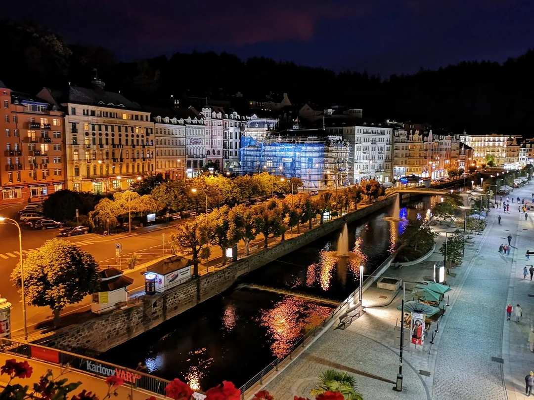 Blick auf die Nová Louka und den Fluss Teplá am Abend
