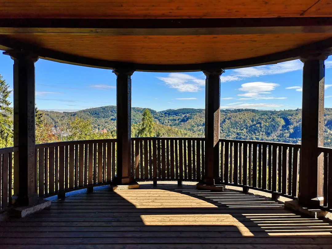 Rusalka Aussichtsplattform in Karlovy Vary mit Blick auf die umliegenden Wälder