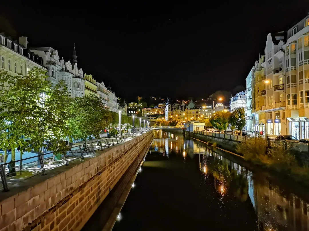 Karlovy Vary Sehenswürdigkeiten - Prachtstraße Stará Louka bei Nacht