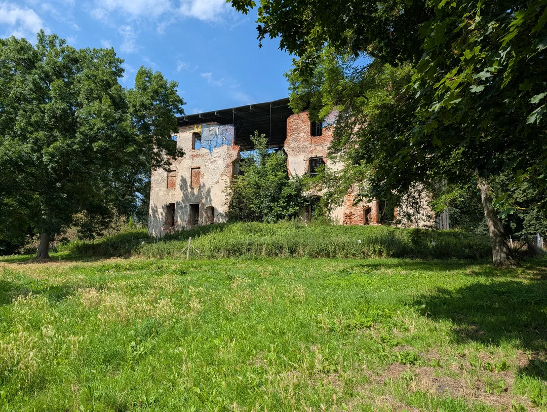 Der Joachimsbau in Putzar vom Park aus, mit Schutzdach über den Mauern