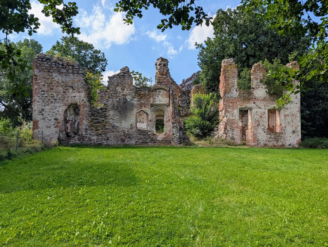 Die Schlossruine Putzar: zwei Renaissancebauten in einem alten Park