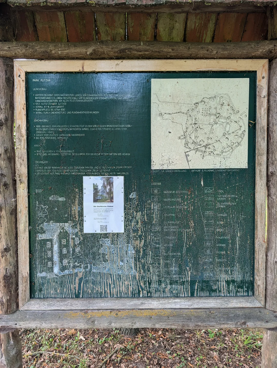 Stark verwitterte Schautafel im Park Putzar, untere Hälfte kaum noch lesbar