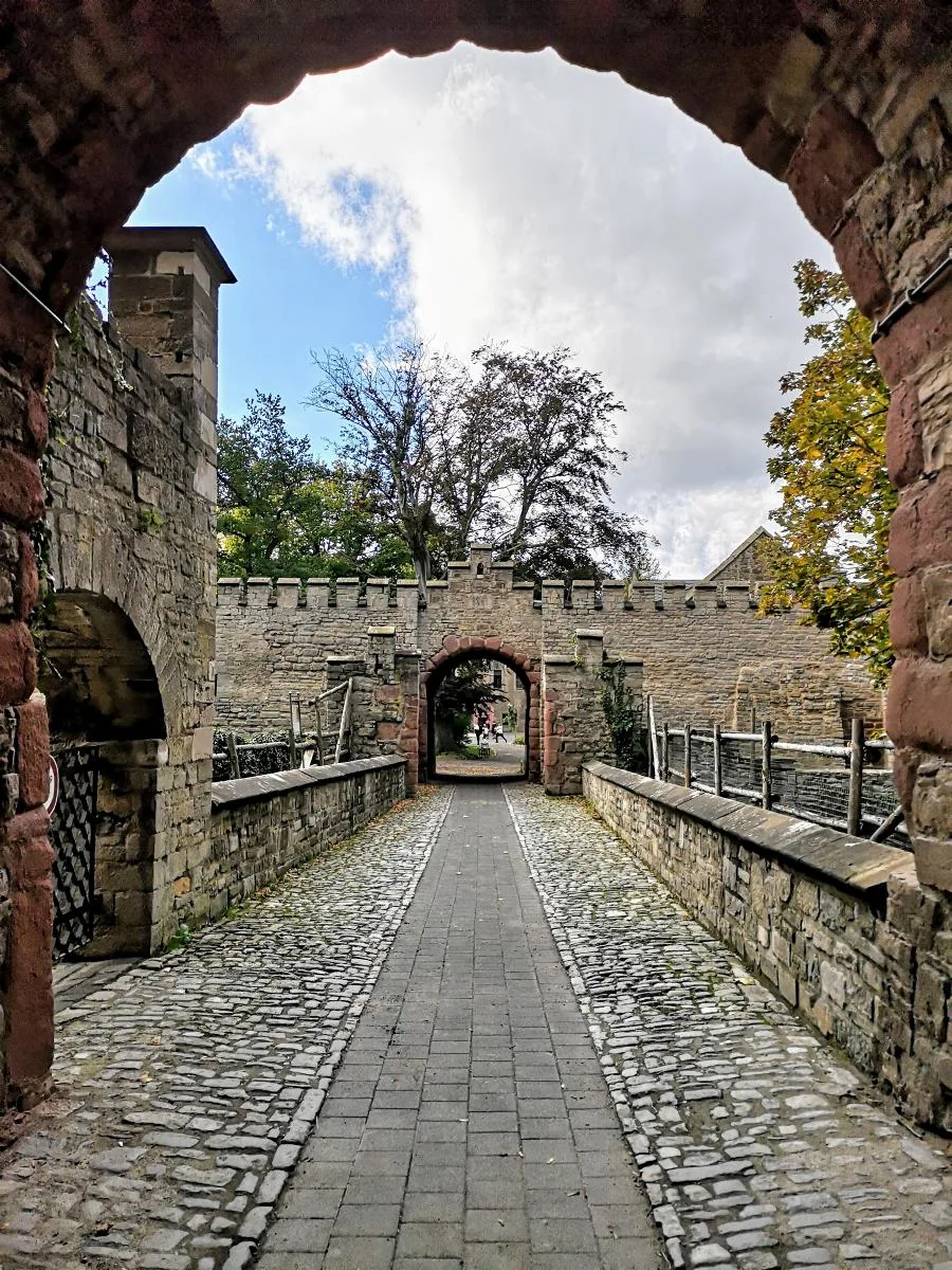 Tore, Wehrgang und Brücke zum Schloss Mansfeld