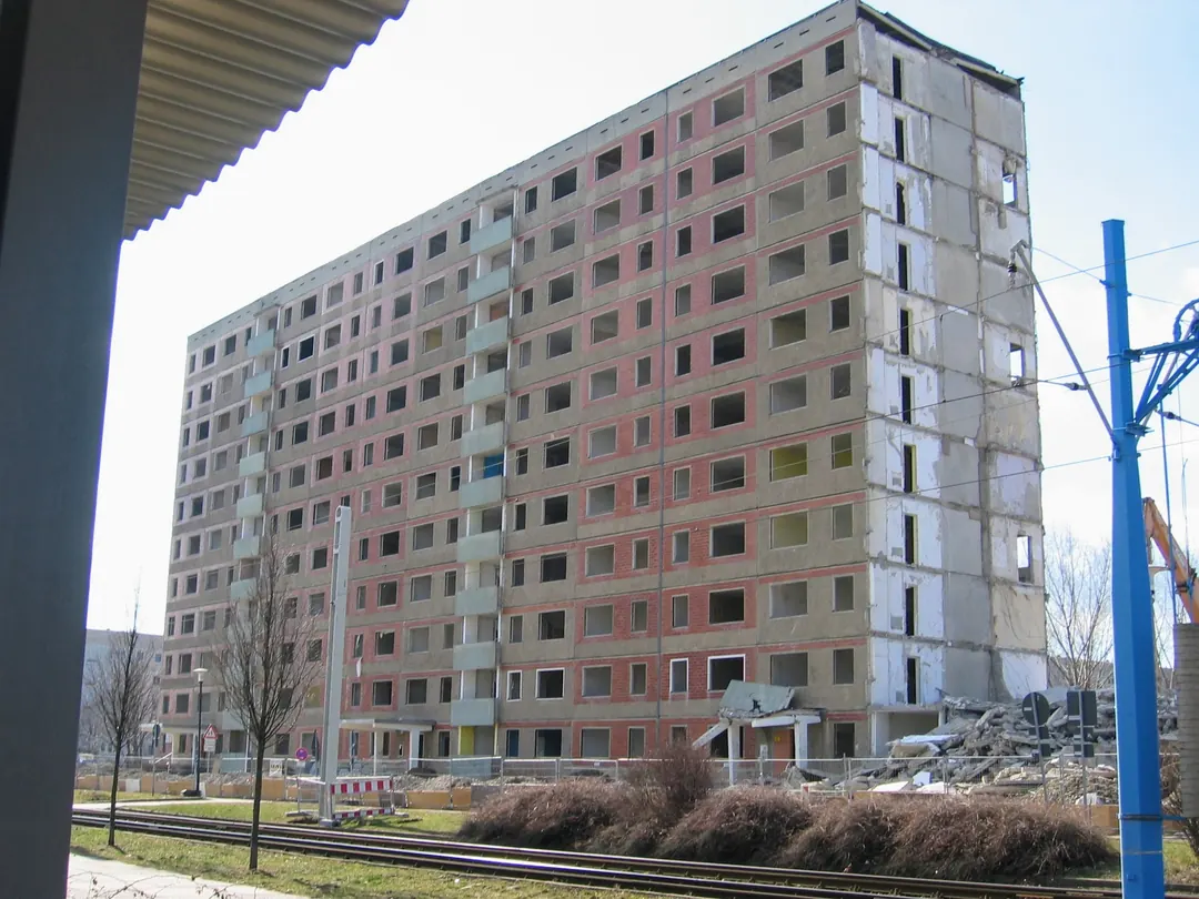 Abriss Wilhelm-von-Klewitz-Straße auf der Halle Silberhöhe im März 2005
