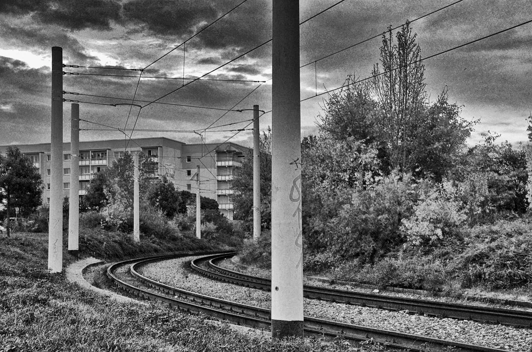 Silberhöhe: Straßenbahnschienen in der Kurve zum Anhalter Platz