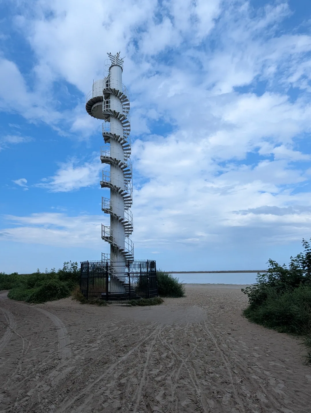 Turm der Hafenaufsicht an der Einfahrt