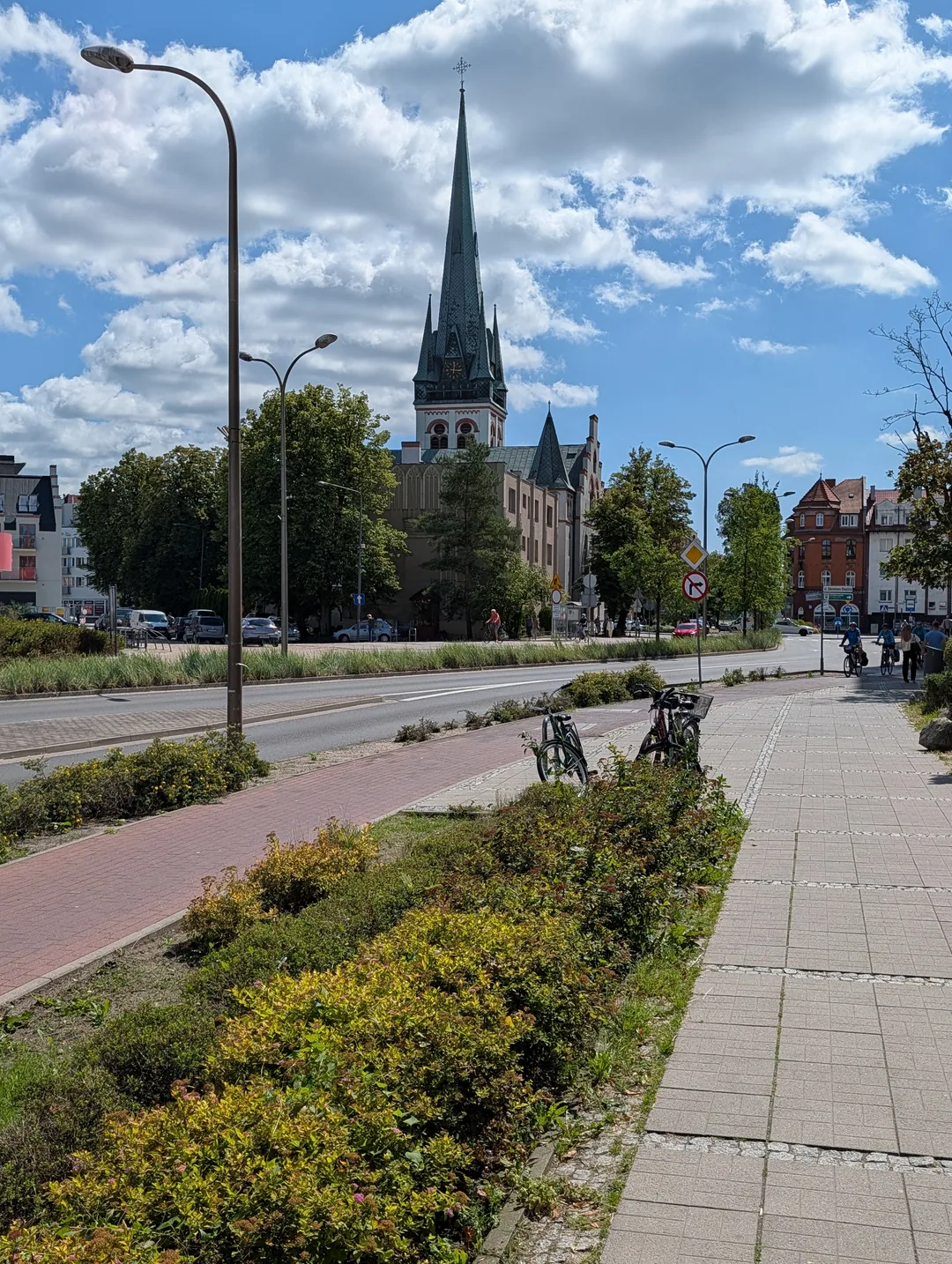 Kirche mit grün gedecktem Spitzturm in Świnoujście