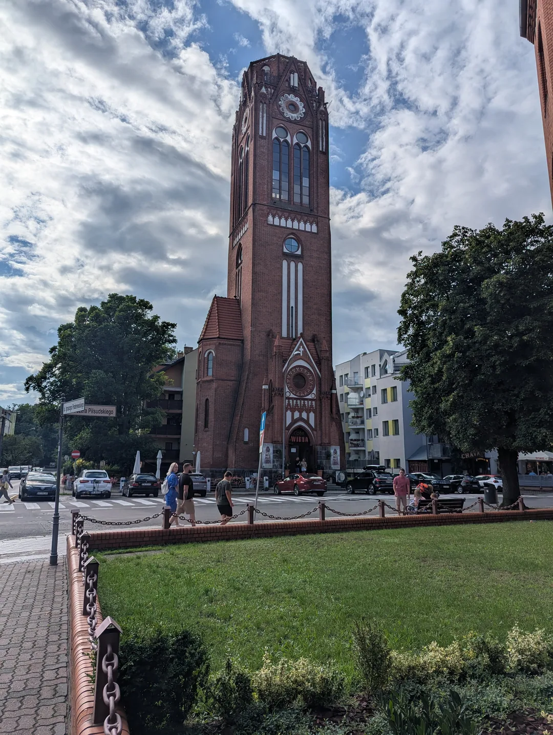 Backsteinturm über den Dächern