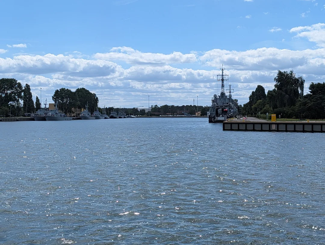 Schiffe der polnischen Marine im Hafen von Świnoujście