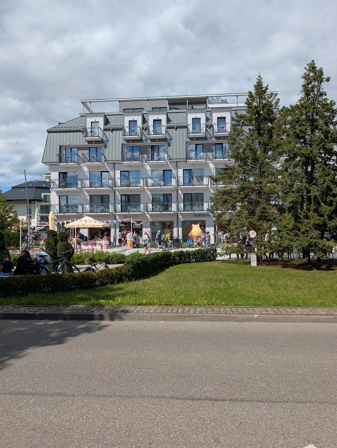 Kurhaus-Architektur mit Eiscafé an der Promenade