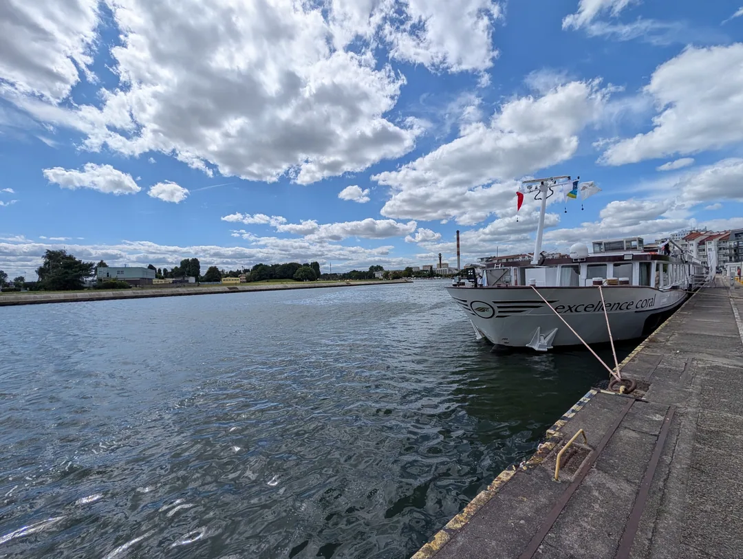 Flusskreuzfahrtschiff am Kai an der Swine in Świnoujście