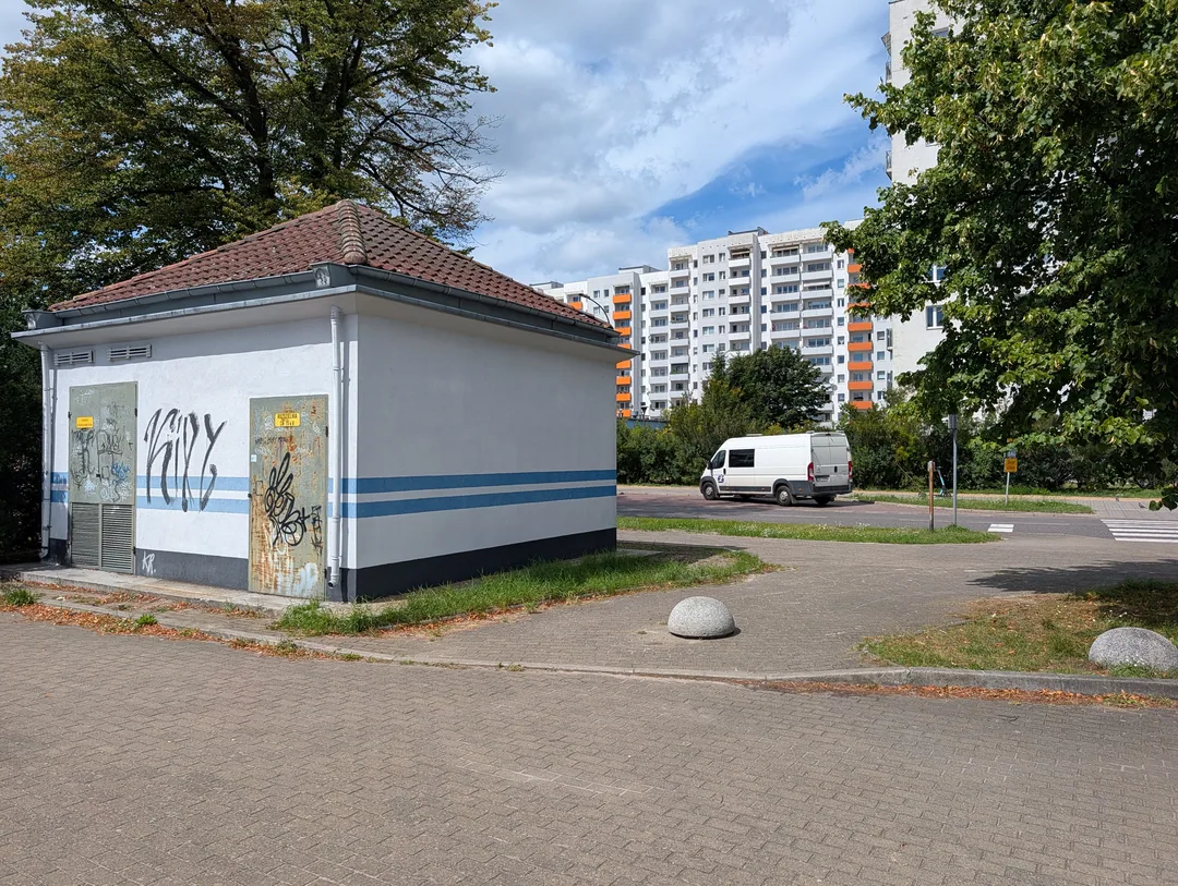 Trafohäuschen mit Graffiti vor der Platte