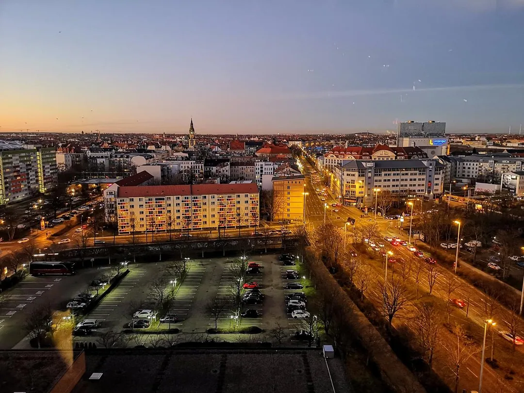 Abendlicher Blick den Norden von Leipzig aus dem 13. Stockwerk des The Westin Hotels