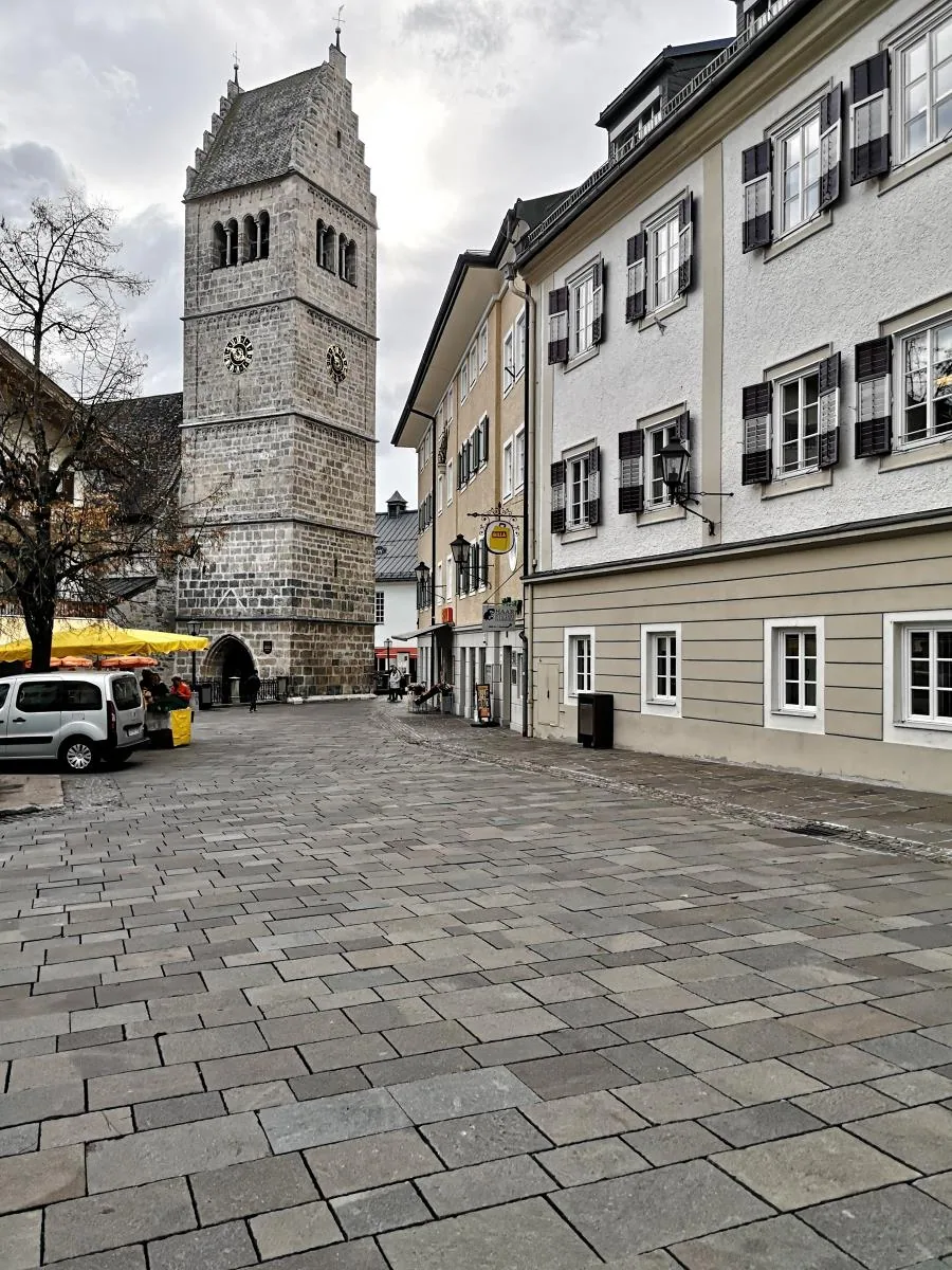 Turm der Pfarrkirche zum Heiligen Hippolyt am Stadtplatz in Zell am See