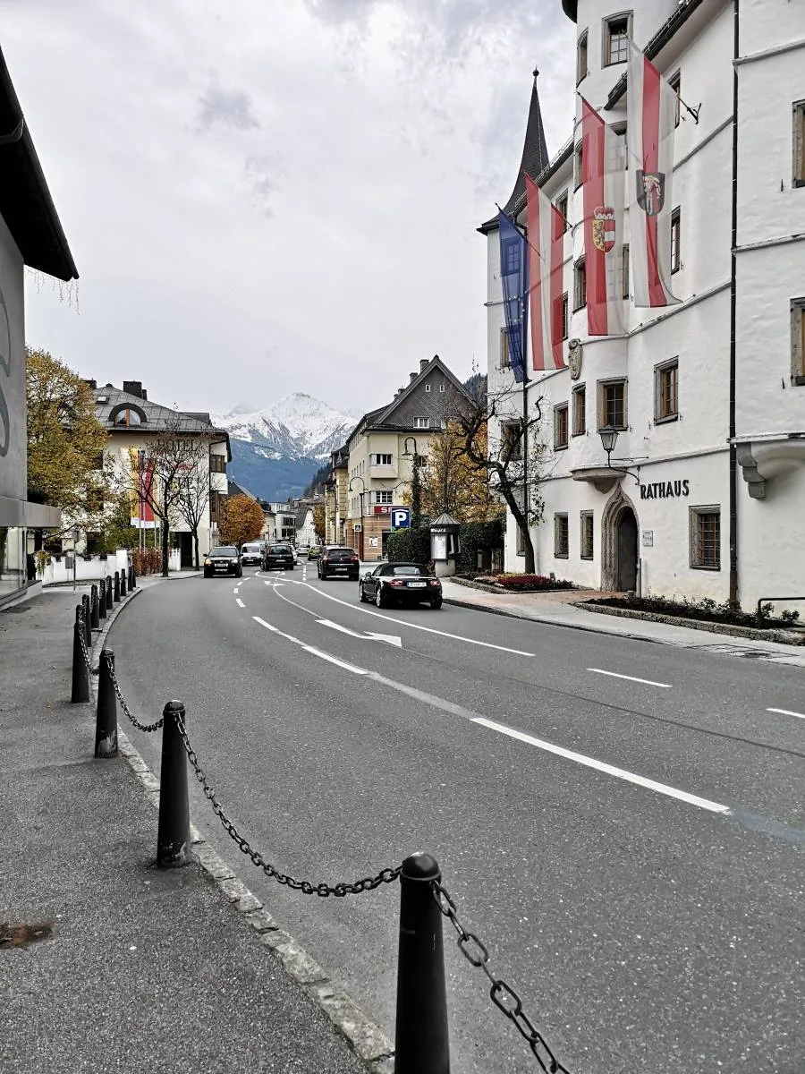 Zell am See - Rathaus und Blick auf das Bergpanorama des Kitzsteinhorns