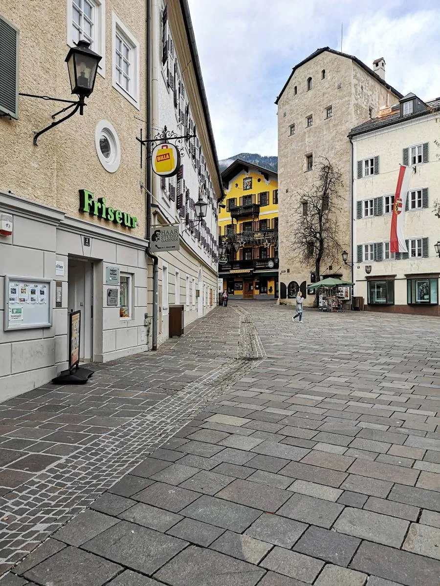 Zell am See Stadtplatz mit Vogtturm und Sporthotel Lebzelter sowie Cella Central Historic Boutique Hotel