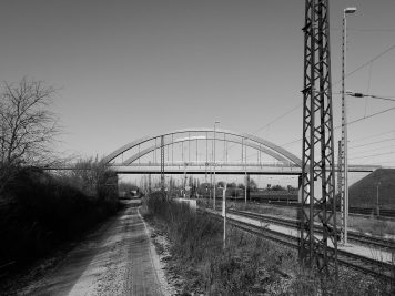 Brücke der B6n, Bahngleise