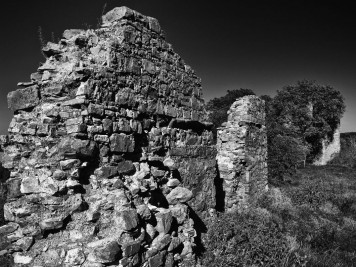 Mauerreste an der Westseite der Burgruine Arnstein in Herkerode