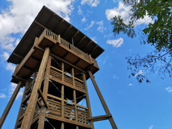 Ggeiseltalsee: Aussichtsturm Klobikauer Höhe