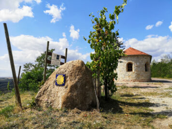 Geiseltalsee: Kapelle mit Symbol des Jakobswegs