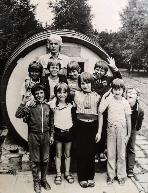 Gruppenfoto: Ferienlager Neudorf von 1981 - 9 Jungs und Gruppenleiter Veit vor dem Fass