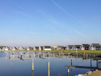 Häuserreihe Hafendorf Zerpenschleuse