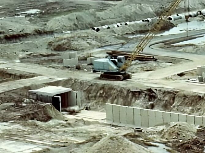 Halle-Silberhoehe, Versorungsschacht in der Großbaustelle 1981