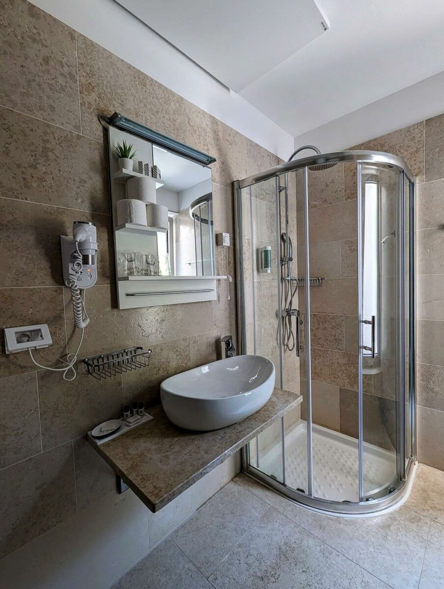 Badezimmer mit Dusche im Hotel Premantura Resort
