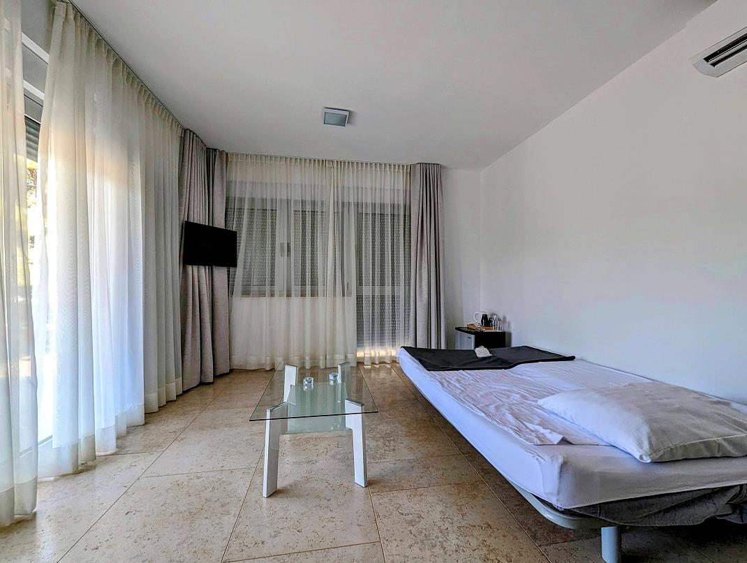 Wohnzimmer mit Schlafcouch im Hotel Premantura Resort