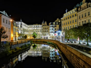 Karlsbad: Nová louka und Grandhotel Pupp bei Nacht