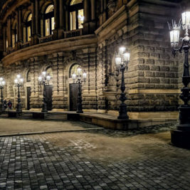 Straßenlaternen vor der Semperoper Dresden