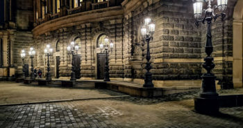 Straßenlaternen vor der Semperoper Dresden