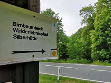 Schild: Birnbaumteich, Walderlebnispfad, Silberhütte