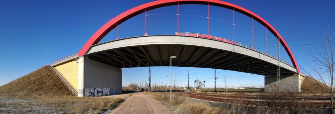 Panorama der roten B6n-Brücke in Köthen