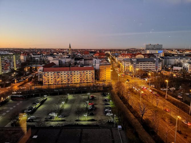 Abendlicher Blick den Norden von Leipzig aus dem 13. Stockwerk des The Westin Hotels