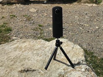Theta S auf kleinem Dreibeinstativ