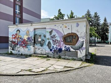 Stromhäuschen mit Graffitis vor der Sekundarschule I